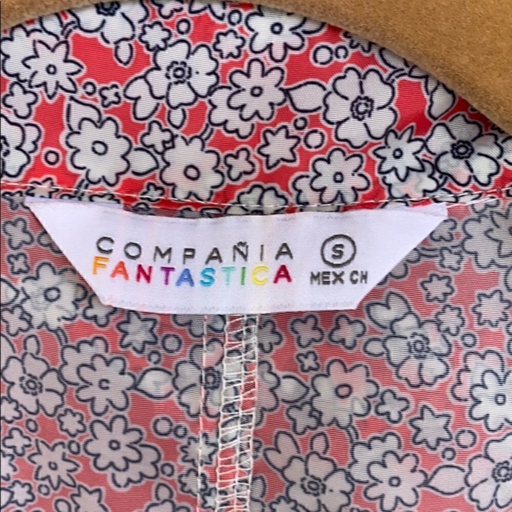 Pretty And Lightweight Water Resistant And Wind Breaker Jacket - Picture 3 of 6